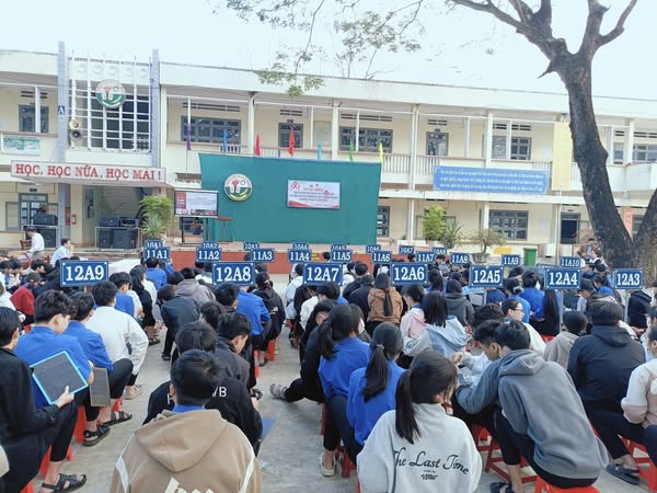 Ngoại khóa “Phòng chống HIV/AIDS và các tệ nạn xã hội; sức khỏe sinh sản vị thành niên; xây dựng tình bạn đẹp, nói không với bạo lực học đường”