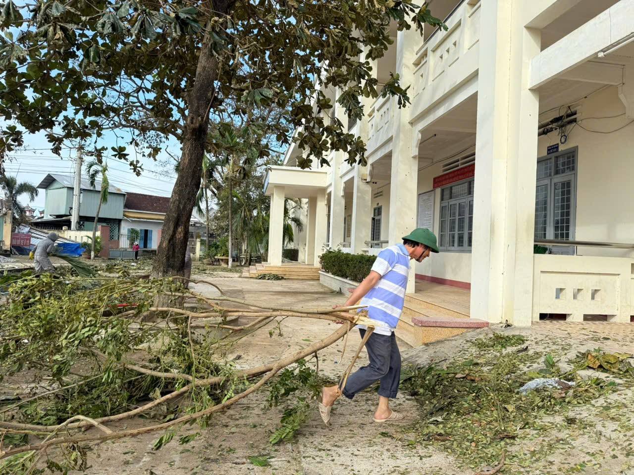 TRƯỜNG THPT SỐ 2 TUY PHƯỚC RA QUÂN KHẮC PHỤC HẬU QUẢ SAU BÃO SỐ 13.