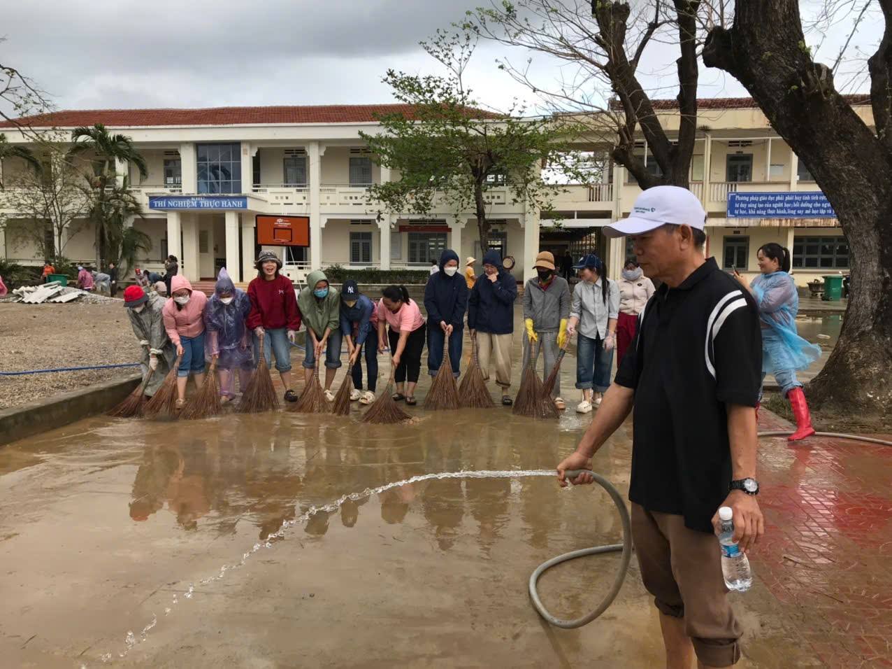 TRƯỜNG THPT SỐ 2 TUY PHƯỚC RA QUÂN KHẮC PHỤC HẬU QUẢ SAU LŨ LỚN