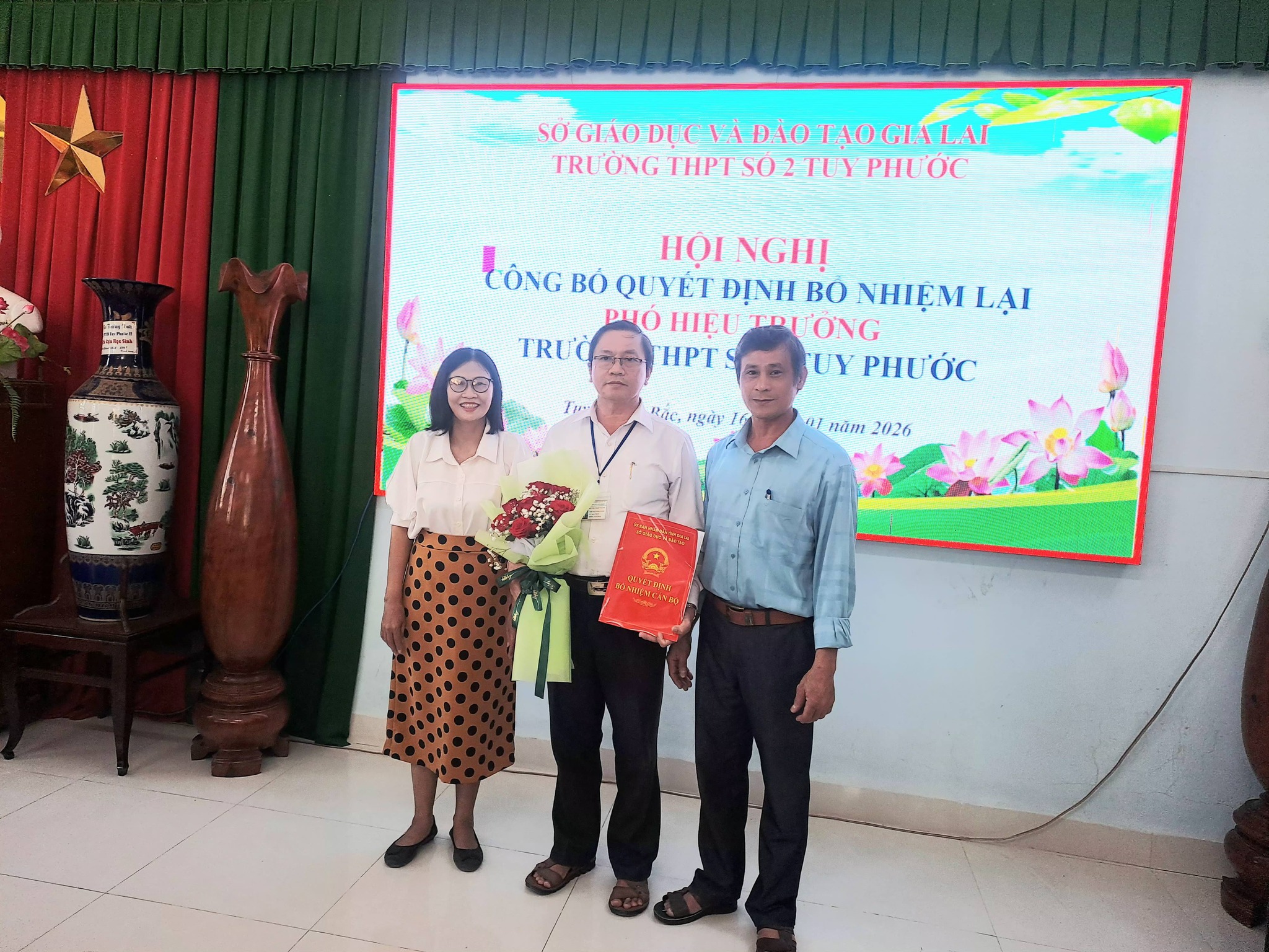 Hội nghị công bố Quyết định bổ nhiệm lại chức vụ Phó Hiệu trưởng đối với thầy Dương Ngọc Hạnh