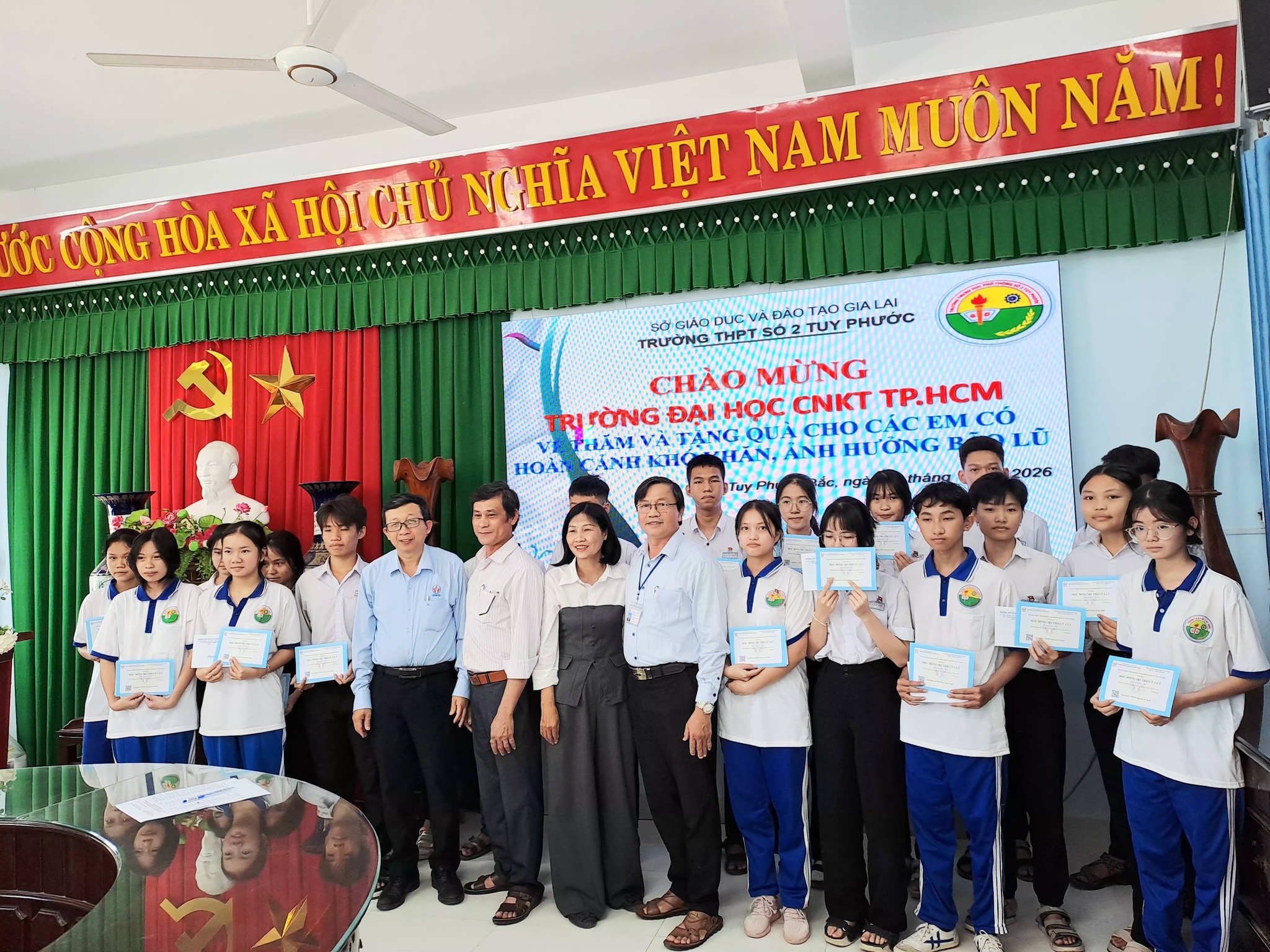 HOẠT ĐỘNG TẶNG QUÀ HỖ TRỢ CỦA TRƯỜNG ĐH CÔNG NGHỆ KĨ THUẬT TP HỒ CHÍ MINH