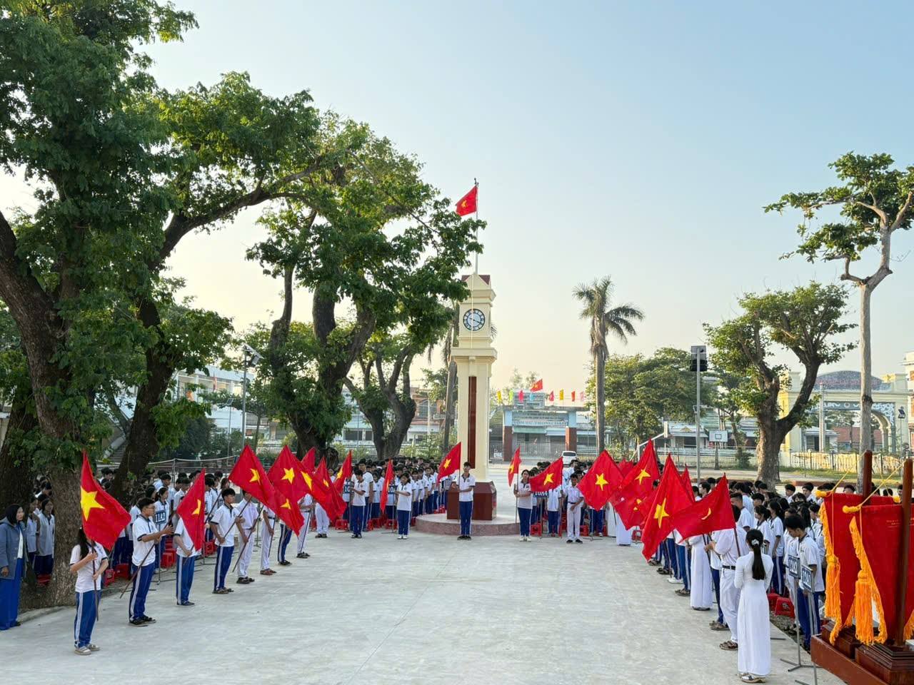 Trường THPT số 2 Tuy Phước chào cờ chào mừng trước giờ khai mạc Đại hội Đại biểu toàn quốc lần thứ XIV của Đảng.